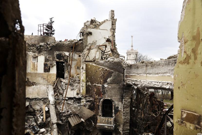 Pemandangan teater Mariupol yang rusak selama pertempuran di Mariupol, di wilayah di bawah pemerintahan Republik Rakyat Donetsk, Ukraina timur, Senin, 4 April 2022.