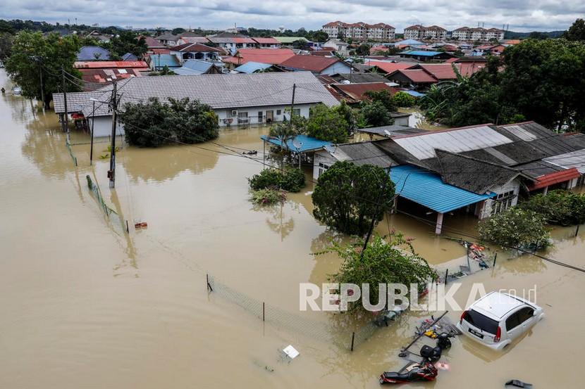 Pemerintah Malaysia mengaku lemah hadapi banjir.  Pemandangan udara dari desa yang terkena banjir di Shah Alam, negara bagian Selangor, Malaysia.. 
