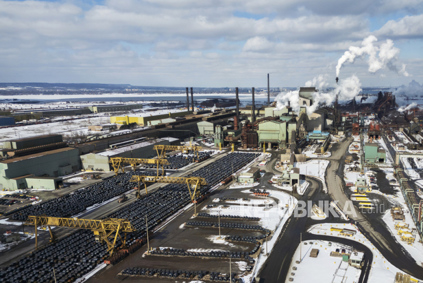 Pemandangan udara fasilitas produksi baja ArcelorMittal Dofasco di Hamilton, Ontario, pada hari Senin, 10 Februari 2025.