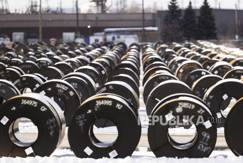 Pemandangan udara fasilitas produksi baja ArcelorMittal Dofasco di Hamilton, Ontario, pada hari Senin, 10 Februari 2025.