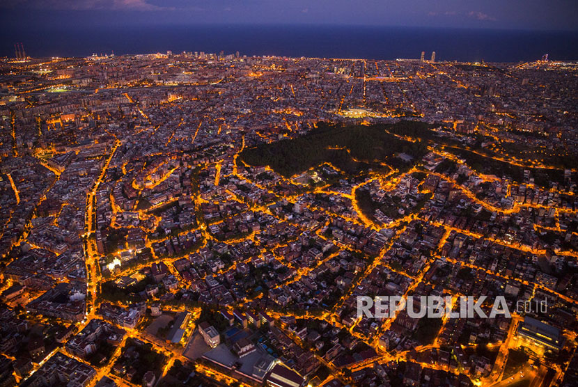 Pemandangan udara kota Barcelona, diambil dari sebuah helikopter Polisi Katalan Mossos d'Esquadra. 