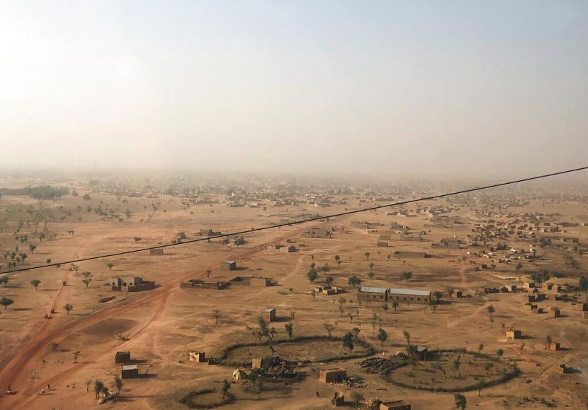 Pemandangan udara kota Djibo, di utara Burkina Faso pada 18 Februari 2021. Sebuah bom pinggir jalan yang diduga milik jihadis menghantam konvoi pasokan yang melaju antara kota Bourzanga dan Djibo di Burkina Faso utara pada Senin, 5 September 2022, menewaskan lebih dari 30 orang dan melukai puluhan lainnya, menurut pernyataan gubernur daerah pada hari Selasa.