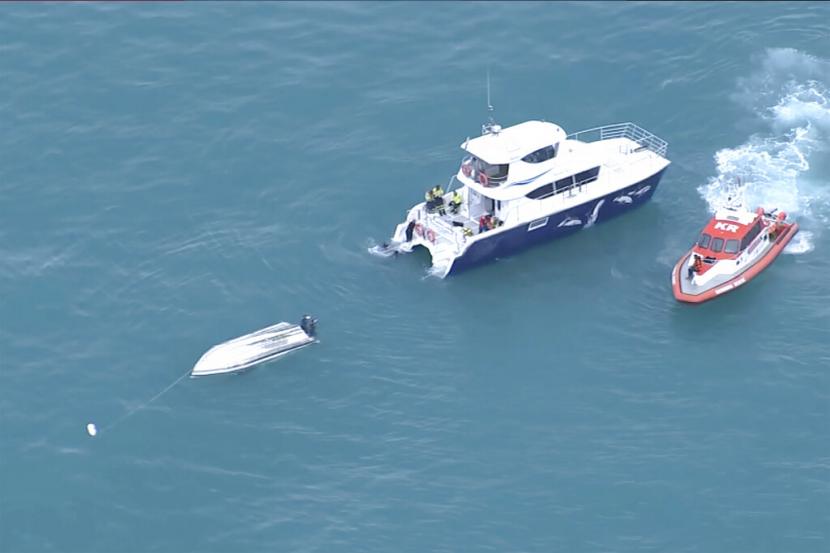 Pemandangan udara menunjukkan dua perahu penyelamat di samping perahu terbalik Sabtu, 10 September 2022, Kaikoura, Selandia Baru. Lima orang di Selandia Baru meninggal pada Sabtu setelah perahu sewaan kecil yang mereka tumpangi terbalik, kata pihak berwenang, yang mungkin merupakan tabrakan dengan ikan paus. Enam orang lainnya di atas kapal berhasil diselamatkan.