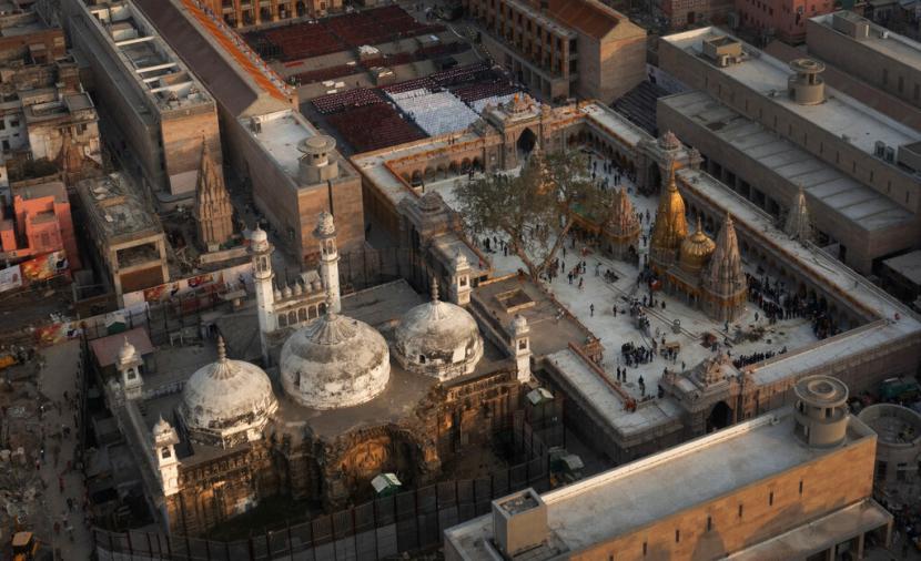 Pemandangan udara menunjukkan masjid Gyanvapi, kiri, dan kuil Kashi Vishwanath di tepi sungai Gangga di Varanasi, India, 12 Desember 2021. Klaim Kelompok Hindu Banyak Masjid India Dibangun di Atas Kuil Menuai Kritik 