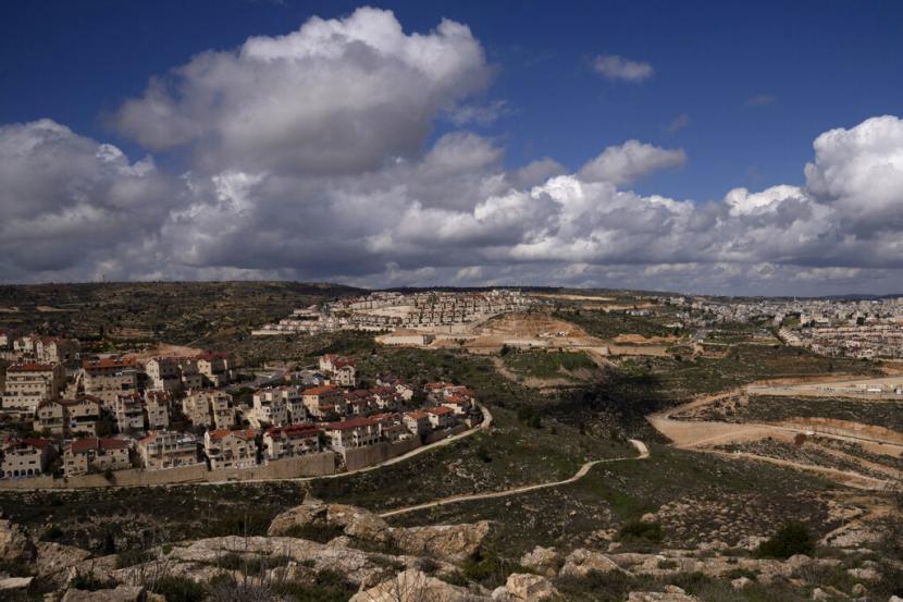 Pemandangan umum pemukiman Yahudi Tepi Barat di Efrat, Kamis, 10 Maret 2022. Sebuah kelompok hak asasi Israel mengatakan Israel telah menyetujui pembangunan lebih dari 4.000 rumah pemukim di Tepi Barat yang diduduki. Ini adalah kemajuan terbesar dari proyek pemukiman sejak pemerintahan Biden menjabat.