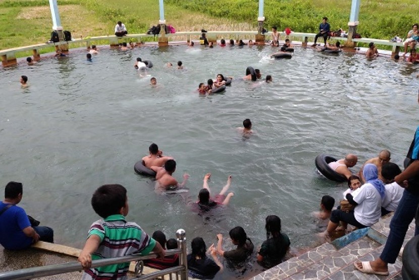 Pemandian Air Soda ramai dikunjungi wisatawan dari berbagai daerah.