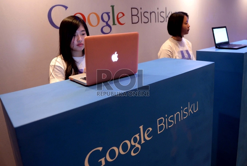 Pemandu membantu mengisikan data UKM saat diskusi bersama Google. Head of Brand Marketing Google Indonesia Muriel Makarim mengatakan potensi pertumbuhan talenta digital Indonesia sejalan dengan peningkatan ekonomi digital di dalam negeri.