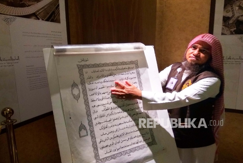 Pemandu museum asal Indonesia, Ismail tengah menerangkan sejarah percetakan Alquran di Museum Alquran di Madinah. 