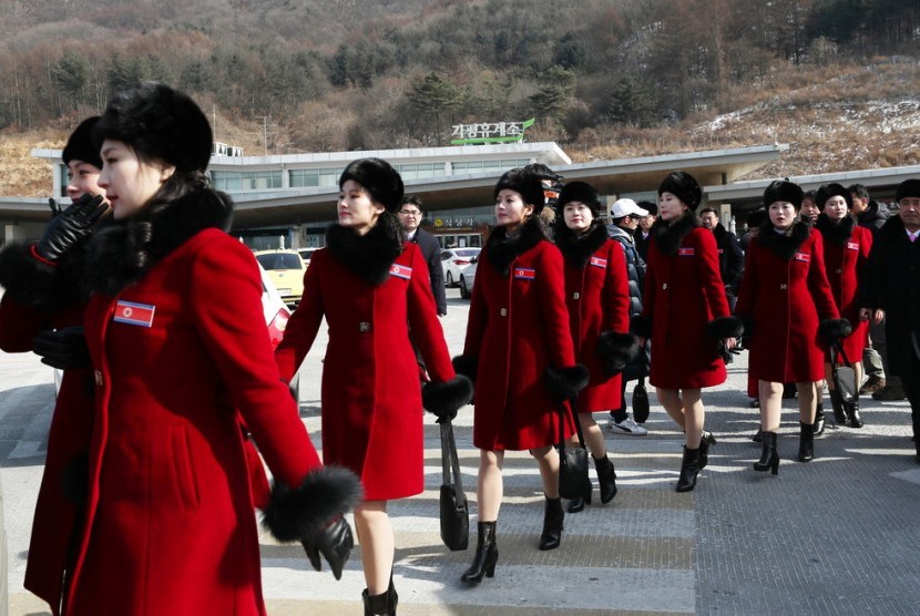 Pemandu sorak Korea Utara (Korut) saat tiba di Gapyeong, Korea Selatan, Rabu (7/2). Delegasi Korut tiba untuk Olimpiade Musim Dingin Pyeongchang.