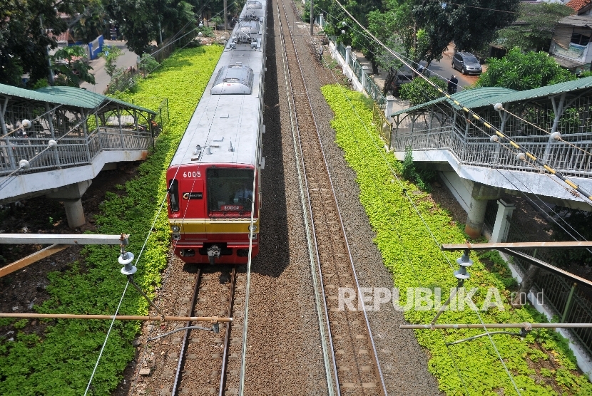  PEMANFAATAN LAHAN UNTUK RTH. Kereta Rel Listrik (KRL) melintas di samping Ruang Terbuka Hijau (RTH) Rawajati, Pancoran, Jakarta Selatan, Jumat (6/10)