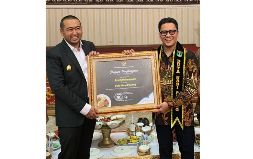 Pemanggilan influencer sekaligus entrepreneur, Arief Muhammad ternyata untuk dinobatkan oleh Pemerintah Provinsi Sumatera Barat sebagai Duta Nasi Padang.