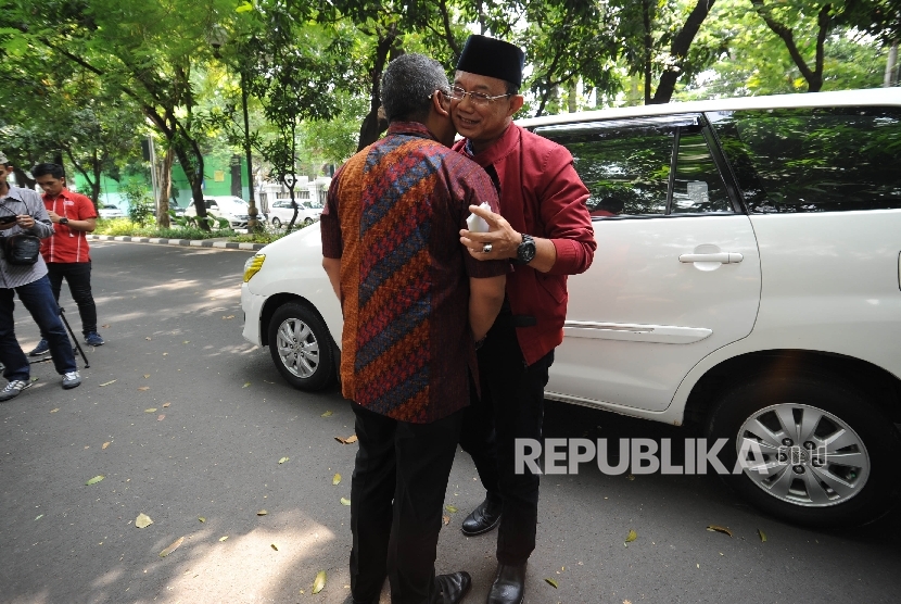 Pemanggilan Kader PDIP. Bupati Ngawi Sekaligus Kader PDIP Budi Sulistiyono datang ke kediaman Ketua Umum PDIP terkait pemanggilan sejumlah kader di Kediaman Ketua Umum PDIP Megawati Soekarno Putri di jalan Teuku Umar, Jakarta, Sabtu (14/10).