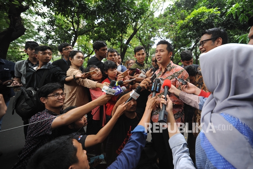 Pemanggilan Kader PDIP. Bupati Trenggalek Sekaligus Kader PDIP Emil Dardak bersama Wasekjen PDIP Eriko Sotarduga memberikan keterangan terkait pemanggilan kepada sejumlah kader di Kediaman Ketua Umum PDIP Megawati Soekarno Putri di jalan Teuku Umar, Jakarta, Sabtu (14/10)