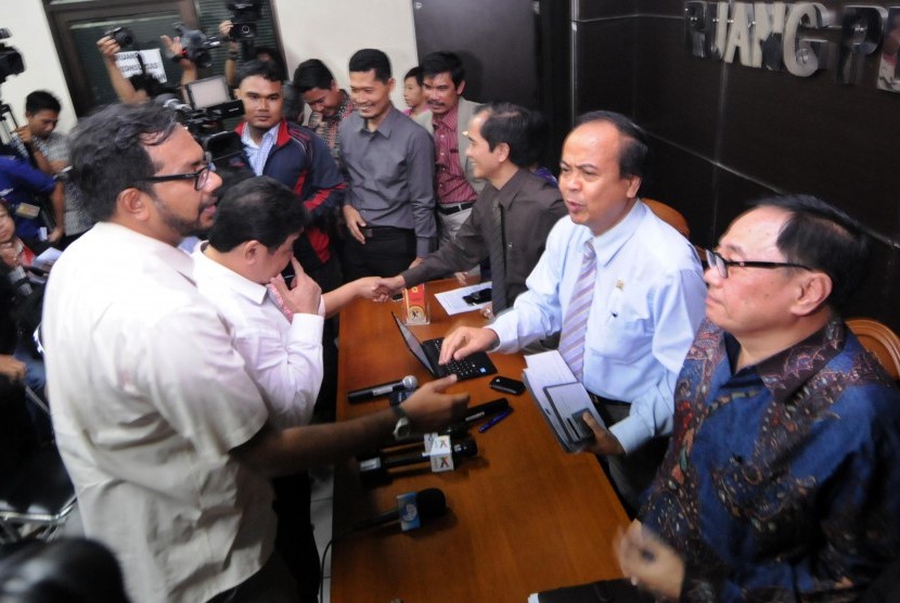 Pemanggilan Prabowo dan Kivlan Koalisi Masyarakat Sipil Melawan Lupa (sisi kiri) beraudiensi dengan Komisi Nasional HAM di Jakarta, Rabu (7/5).