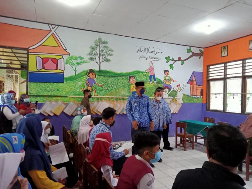 Pemantauan PTM 100 persen hari pertama dan vaksinasi di SDN Cipanengah CBM Kota Sukabumi, Senin (17/1/2022).