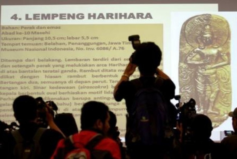 Pemaparan ke media terkait hilangnya empat koleksi artefak emas peninggalan Majapahit dan Mataram kuno di Museum Nasional, Jakarta.. 