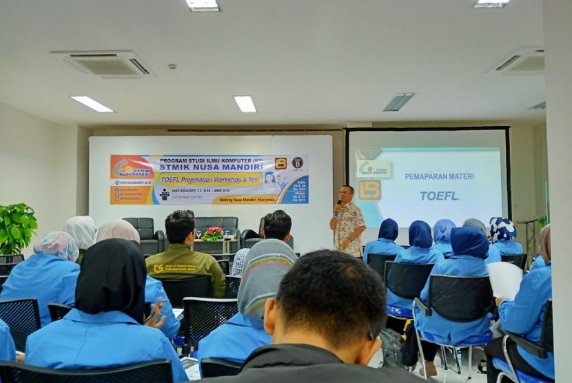 Pemaparan materi oleh Jimmi pada Workshop ‘TOEFL Prepation Workshop & Test’ yang diselenggarakan oleh  STMIK Nusa Mandiri.