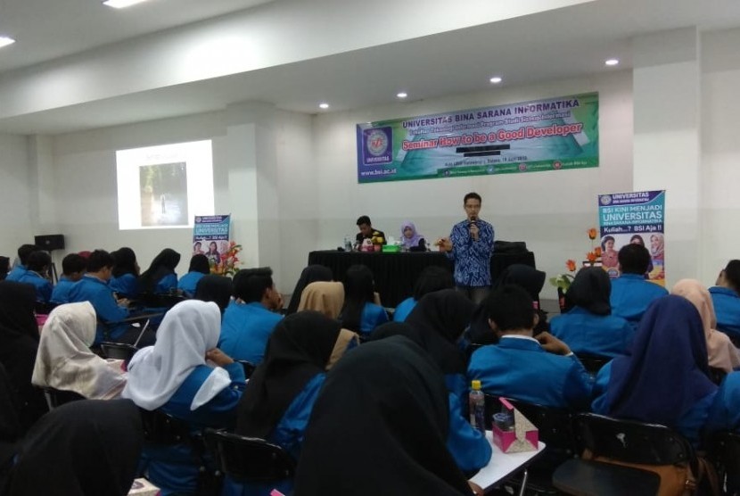 Pemaparan materi seminar oleh nara sumber Argo Wibowo selaku CEO Indigital.