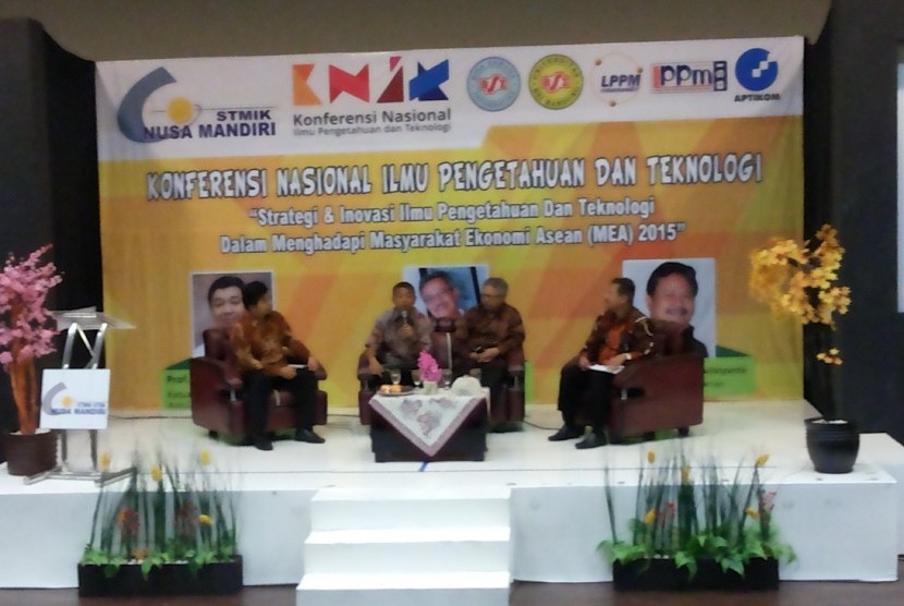 Pemaparan panelis pada KNIT 2015 yang digelar oleh LPPM STMIK Nusa Mandiri di Bekasi, Sabtu (8/8).