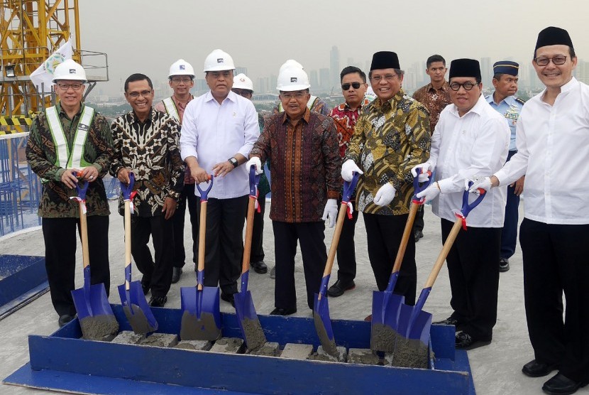 Pemasangan atap (topping off) Gedung Hasanah DMI di Matraman, Jakarta Timur.