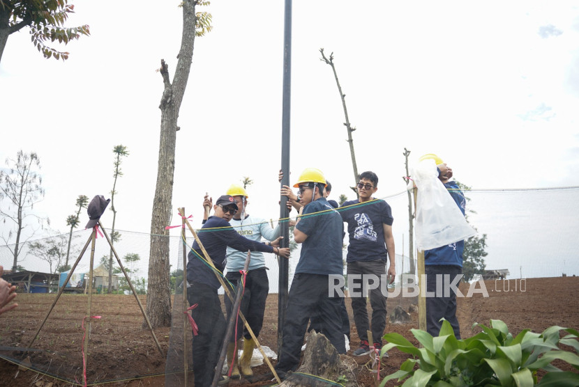Pemasangan bantuan PJU di Kampung Kihiyang, Kabupaten Bandung