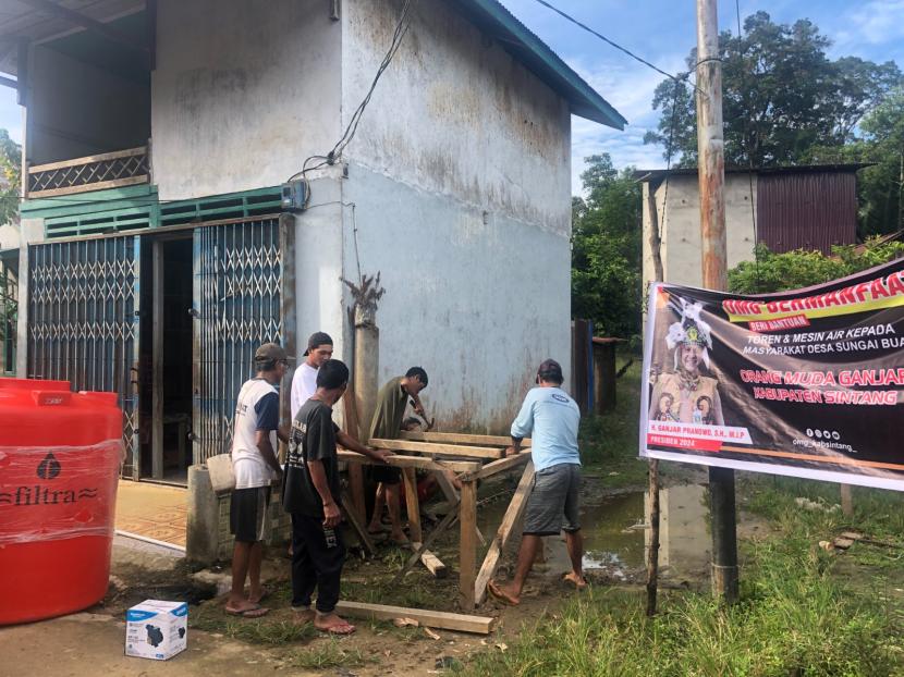 Pemasangan bantuan toren dan mesin air untuk warga di Desa Sungai Buaya, Kecamatan Kayan Hilir, Kabupaten Sintang, Kalimantan Barat (Kalbar), Ahad (2/4/2023). 