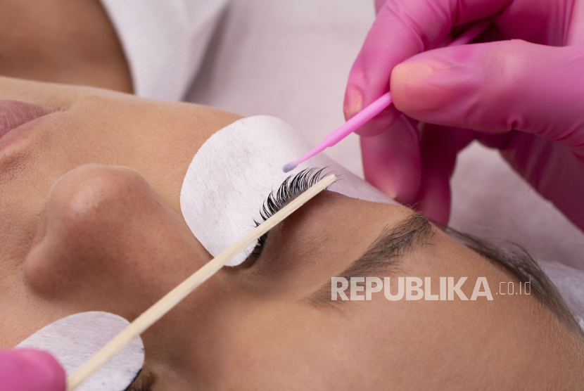 Risiko Eyelash Extension yang Perlu Diketahui