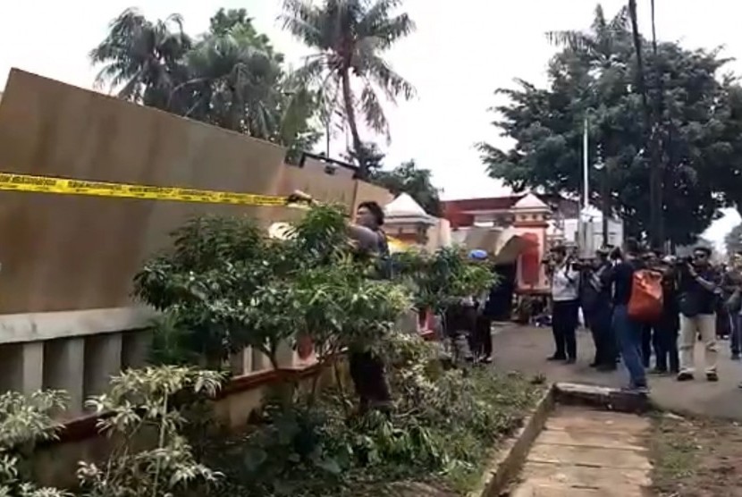 Pemasangan garis polisi di depan kantor Mapolsek, Ciracas, Jakarta Timur