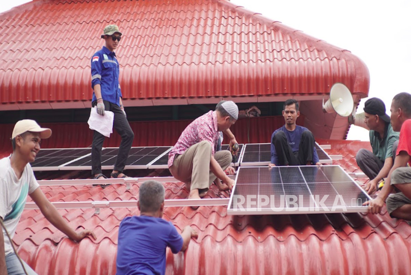 Pemasangan instalasi panel surya di Masjid Buya Syafii Maarif, Sijunjung, Sumatra Barat pada Jumat (2/5/2025).