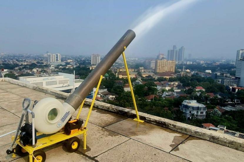 Pemasangan mist generator di Kantor Pusat PLN, Jakarta. 