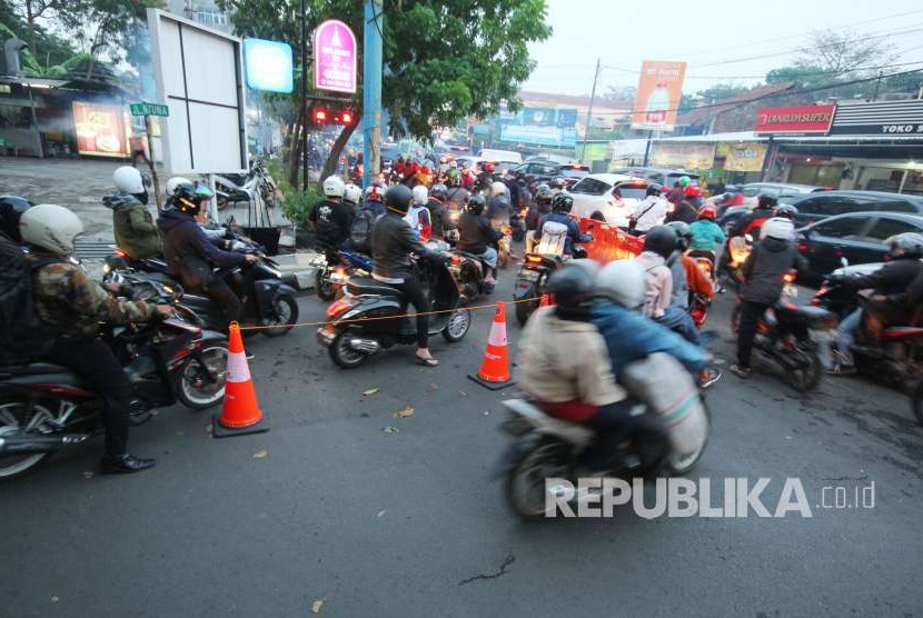 Pemasangan pembatas jalan di Jalan Natuna-Jalan Sunda untuk memperlancar arus lalu lintas dalam rekayasa jalan di sejumlah ruas jalan, di Kota Bandung, Selasa (2/10).