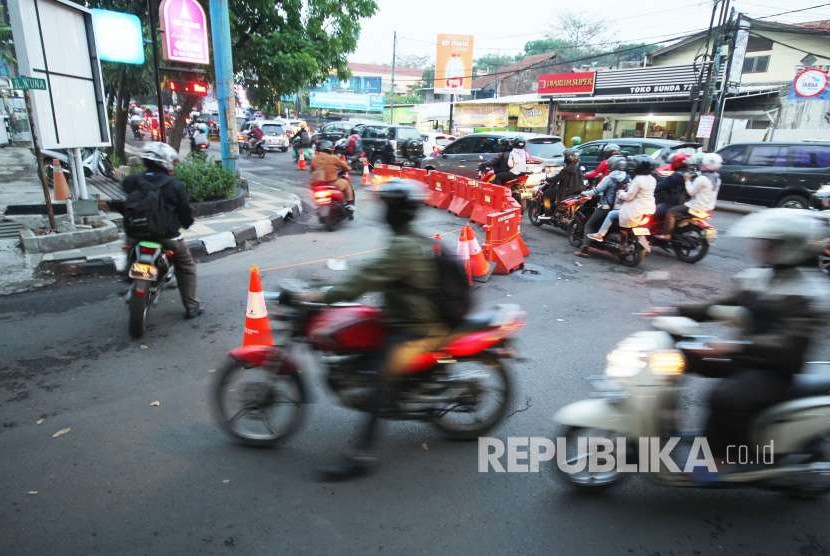 Pemasangan pembatas jalan di Jalan Natuna-Jalan Sunda untuk memperlancar arus lalulintas dalam rekayasa jalan di sejumlah ruas jalan, di Kota Bandung, Selasa (2/10).