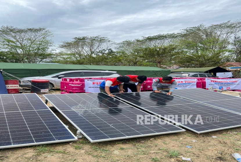 Pertamina Hadirkan Listrik Tenaga Surya, Terangi Tenda Pengungsi Aceh Tamiang