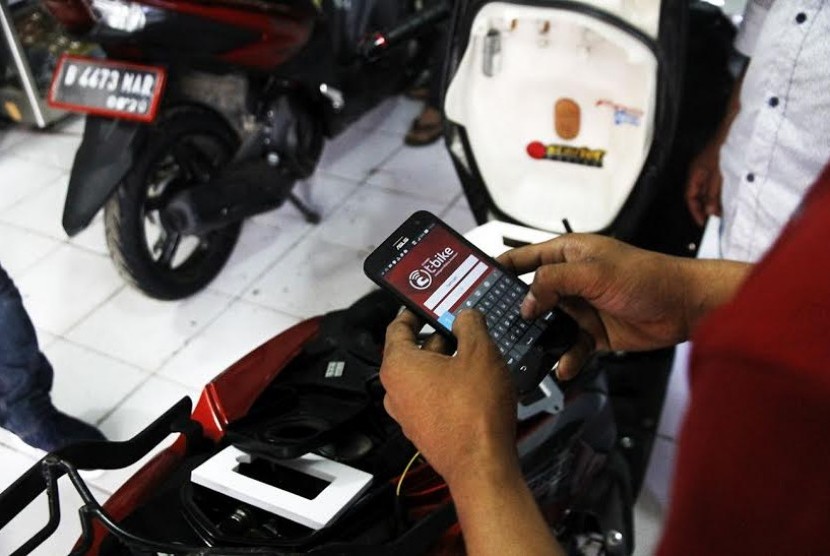 Pemasangan Tbike Telkomsel di sepeda motor