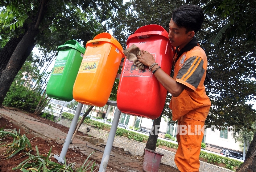 Tempat Sampah Baru Disediakan Untuk Tiga Jenis Sampah | Republika Online