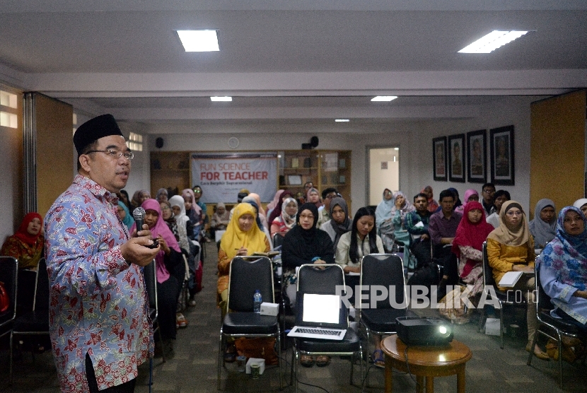 Pemateri Raden Ridwan Hasan Saputra memberikan materi pada kegiatan Fun Science For Teacher di Kantor Republika, Jakarta, Sabtu (20/5).