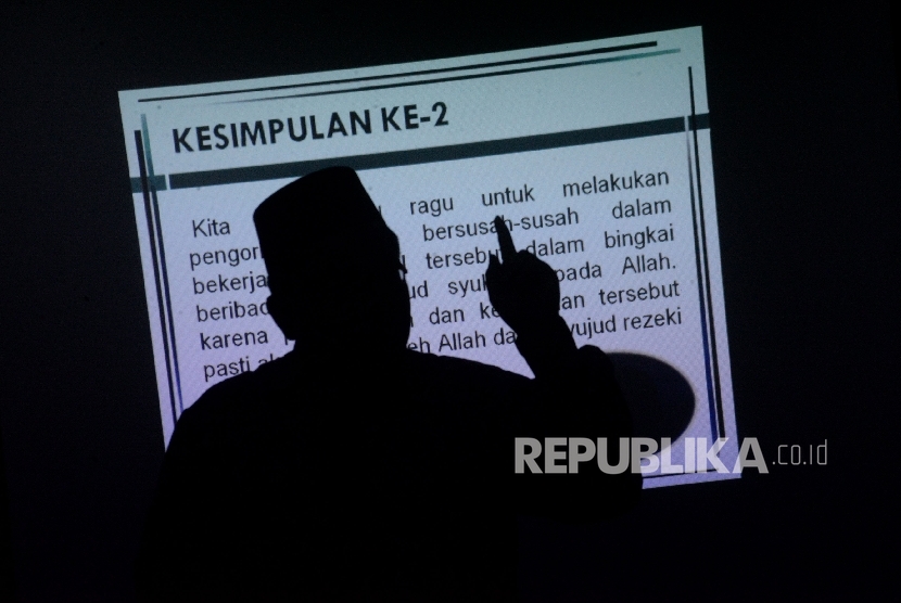 Raden Ridwan Hasan Saputra memberikan materi pada kegiatan Fun Science For Teacher di Kantor Republika, Jakarta. (ilustrasi)