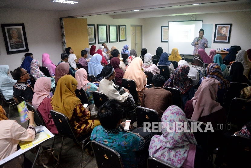 Pemateri Raden Ridwan Hasan Saputra memberikan materi pada kegiatan Fun Science For Teacher di Kantor Republika, Jakarta, Sabtu (20/5). 