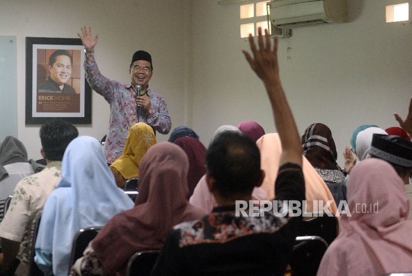 Pemateri Raden Ridwan Hasan Saputra memberikan materi pada kegiatan Fun Science For Teacher di Kantor Republika, Jakarta.