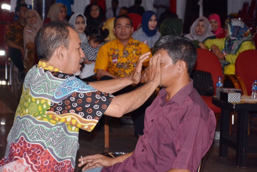 Pemateri seminar dari Komnas Pengendalian Tembakau Fuad Baradja juga langsung mengadakan demo praktik terapi berhenti merokok yang diikuti oleh pekerja Pertamina RU VI Balongan yang tertarik untuk segera berhenti merokok. 