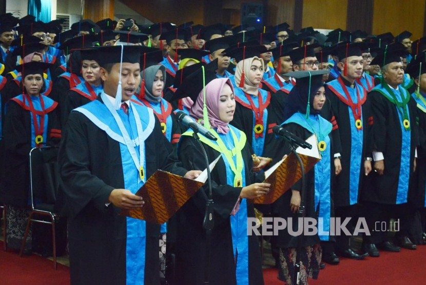 Pembacaan Janji wisudawan pada Pelantikan Lulusan Program Doktor, Magister, Profesi dan sarjana Unisba Gelombang I tahun Akademik 2018/2019, di Aula Unisba, Kota Bandung, Sabtu (23/2).