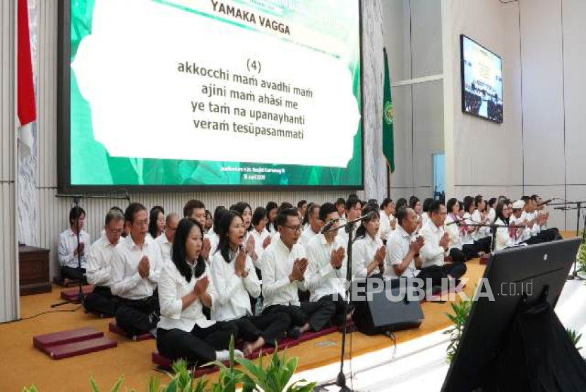 Pembacaan Kitab Suci Dhammapada secara serentak di seluruh Indonesia, Ahad (15/6/2025).