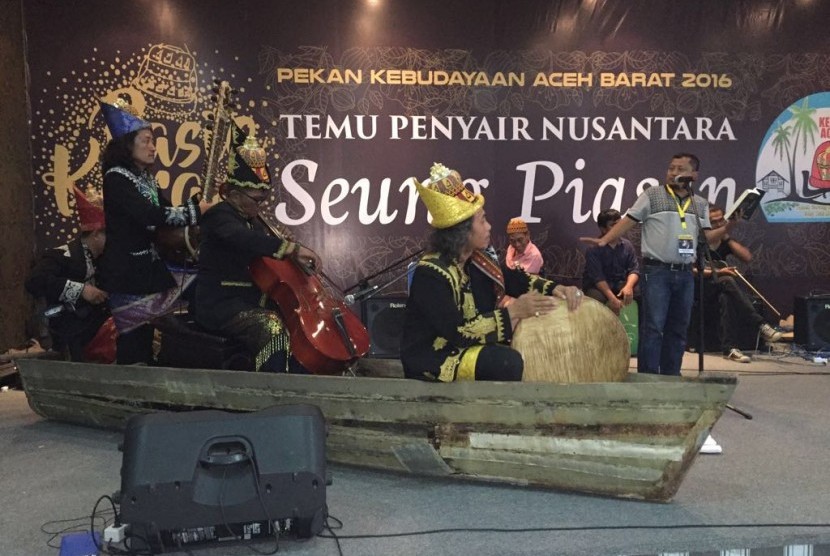 Pembacaan puisi di acara Temu Penyair Nusantara, Meulaboh, Aceh Barat.
