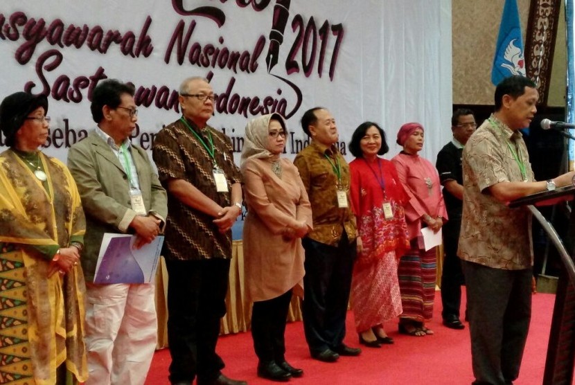 Pembacaan rekomendasi Musyawarah Nasional Sastrawan Indonesia (Munsi) II (foto atas),Mendikbud Muhadjir Effedy sedang menyimak masukan Radhar Panca Dahana (foto bawah).