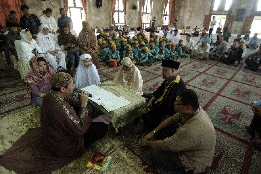 Mahasiswa Mualaf akan Dikirim Belajar ke Timur Tengah. Foto: Pembacaan syahadat oleh calon mualaf (ilustrasi).