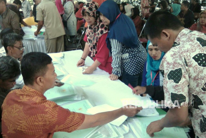 Pembagian 10.000 sertifikat tanah di Pemkab Bandung, Soreng, Kabupaten Bandung, Senin (4/12).