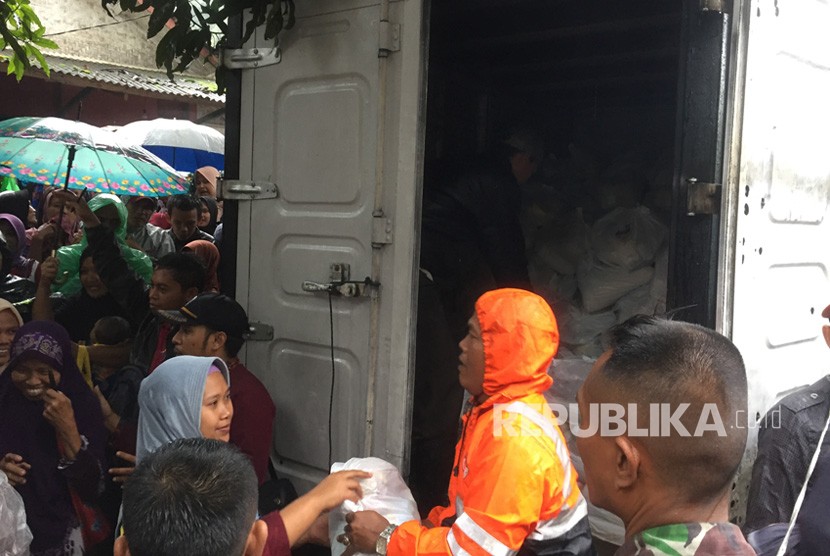 Pembagian bantuan bagi korban banjir bandang Tasikmalaya, Jumat (9/11).