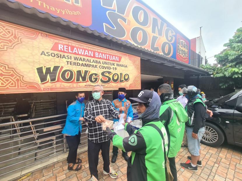 Pembagian bantuan dari asosiasi waralaba di Jakarta, Selasa (28/4).