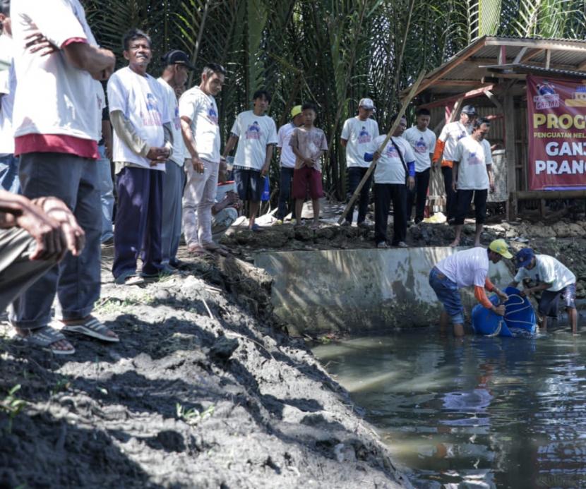 Pembagian benih ikan mujair kepada Para pelaut kecil di Dusun Bojongsalawe, Desa Karangjaladri, Kecamatan Parigi, Kabupaten Pangandaran. 