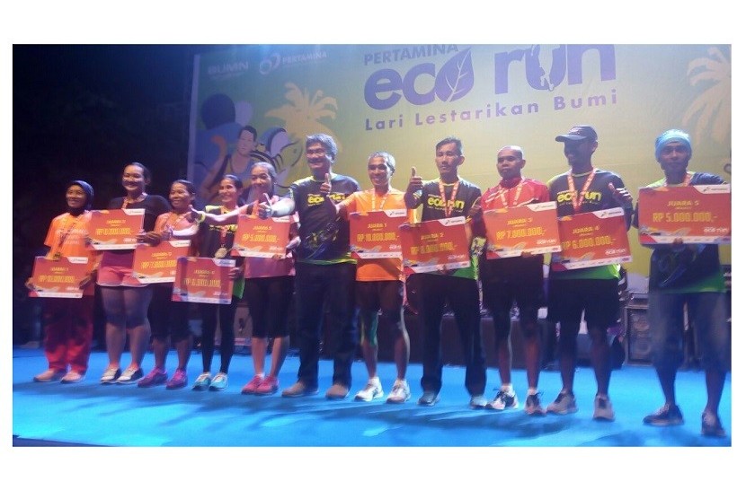 Pembagian hadiah bagi pemenang lomba lari Pertamina Eco Run 2017 dari Kategori Race Run 10K untuk kategori umum, pelajar dan master di Pantai Festival Ancol, Jakarta, Sabtu (16/12). 